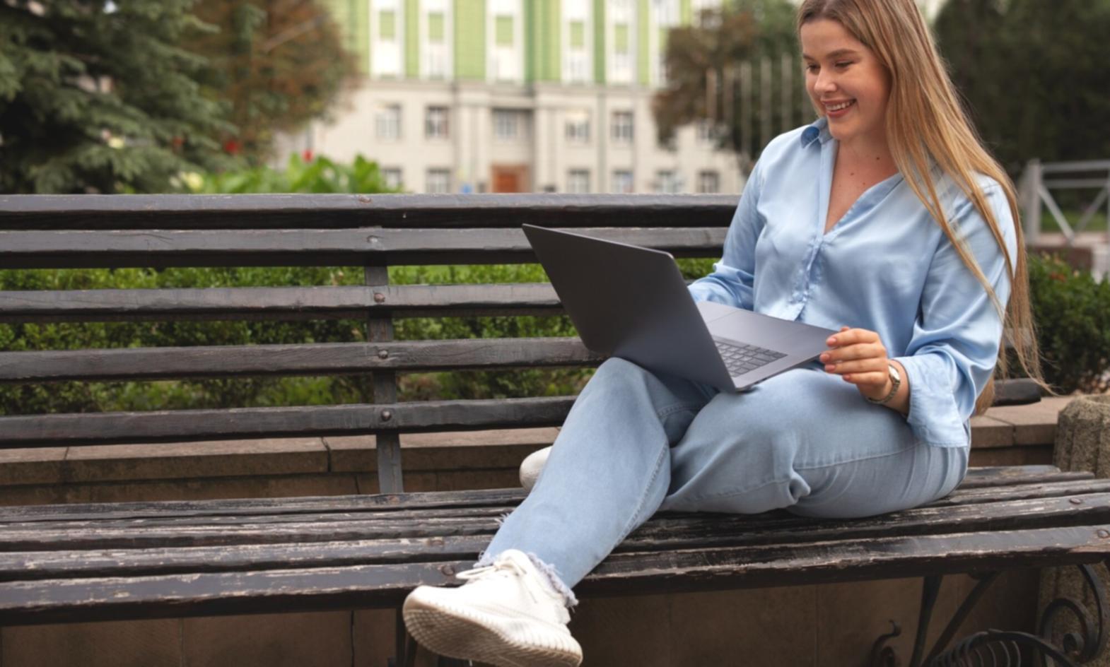 Student învățând concepte financiare prin metode interactive